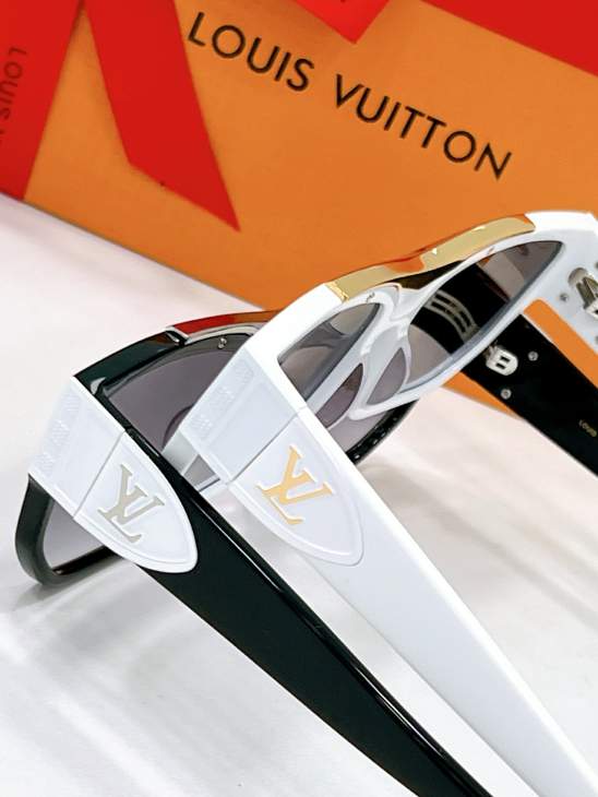 Picture of Louis Vuitton Sunglasses _SKUfw79164246fw